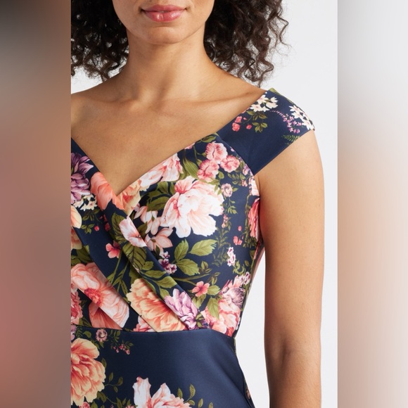 Eliza J
Floral Print Scuba Sheath Dress - Picture 2 of 16